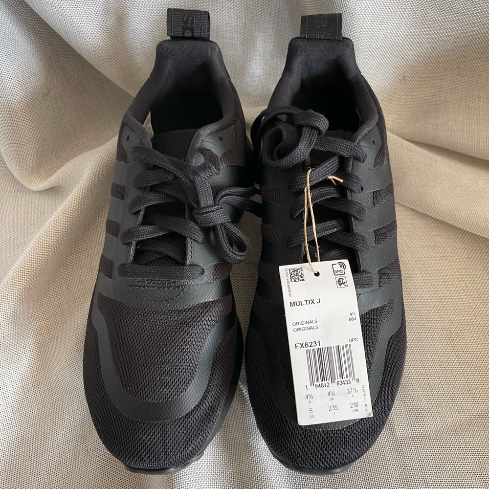 adidas Originals Unisex Child Smooth Runner Elastic Sneaker/Black Size 5 Big Kid